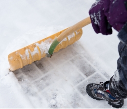 Rund ums Haus Tipps zum Schneeschippen: So erleichtern Sie sich die Arbeit - News, Bild 1